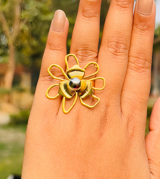 GOLDEN DAISY RING